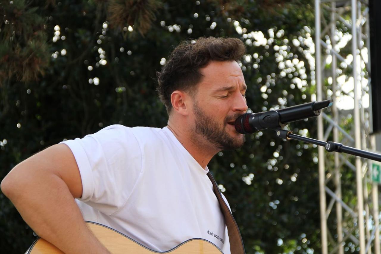 Pizzera singt auf der Bühne im Garten.